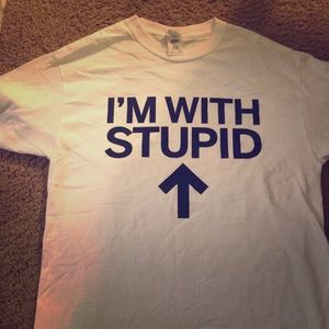 Novelty/gag men’s med “I’m with stupid” shirt
